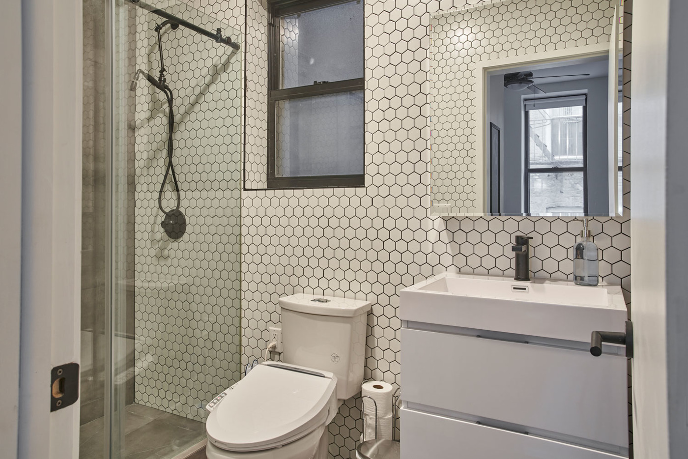 The Bathrooms at The Hells Kitchen House (Image 2)