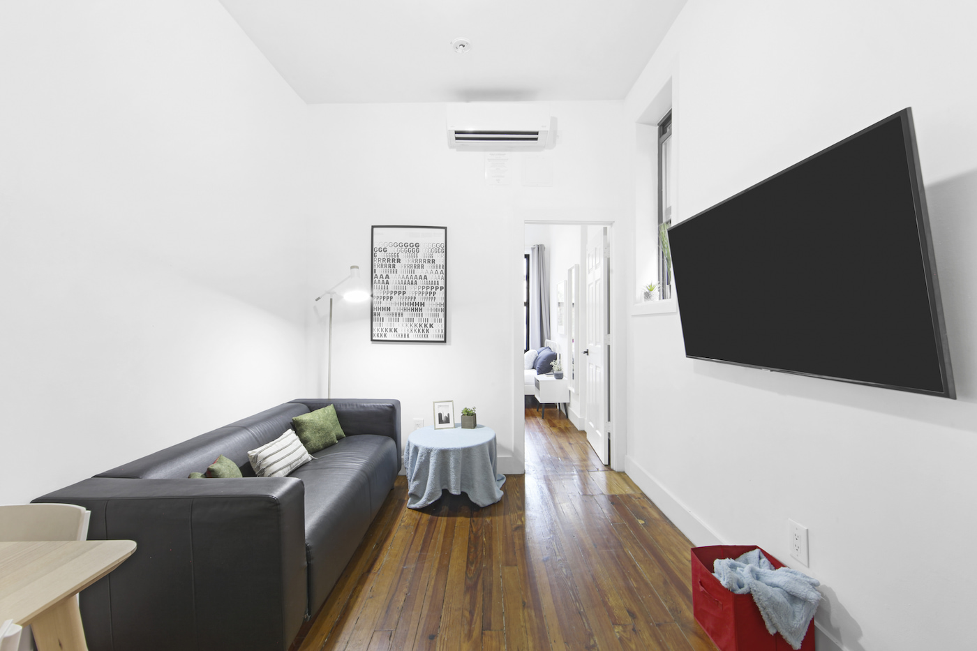 The Room at Economy (Image 3)