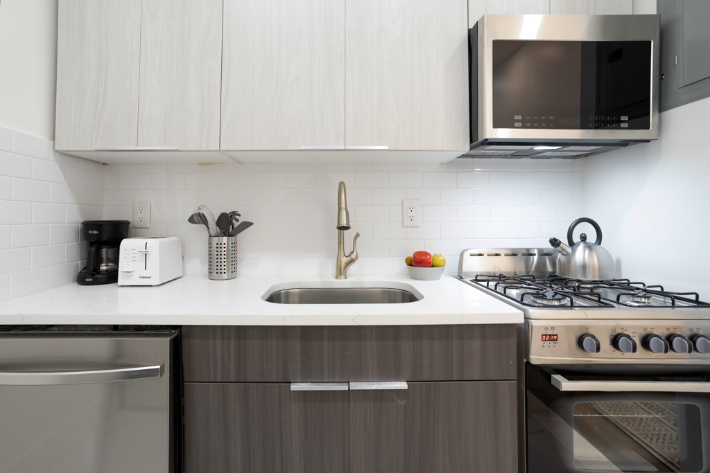 The Kitchens/Dining Room at The Park Avenue House (Image 4)
