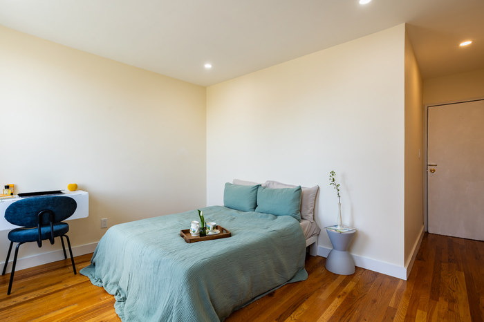 Standard Large: The Room (Image 4)