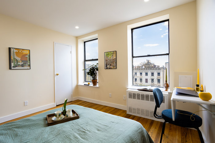 Standard Large: The Room (Image 2)