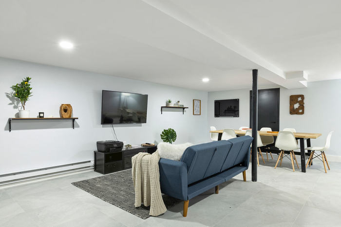 Standard: The Room (Image 3)