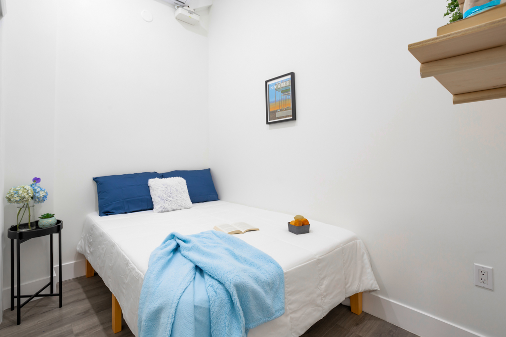 Economy: The Room (Image 1)