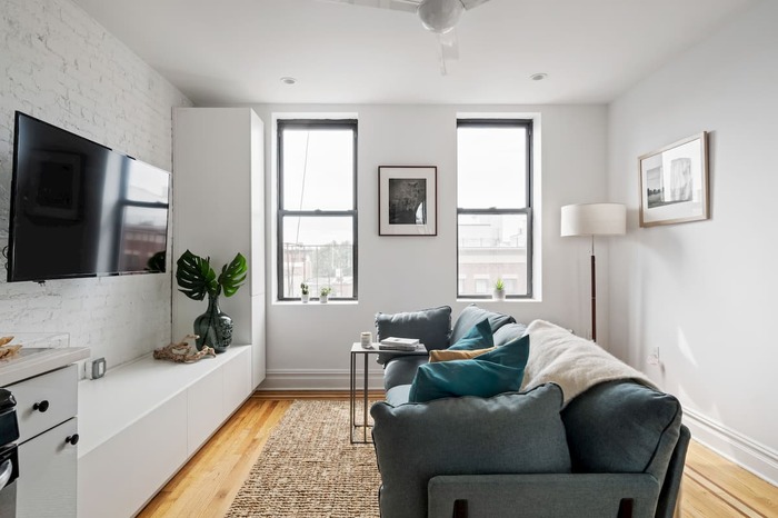 Standard Large+: The Room (Image 3)