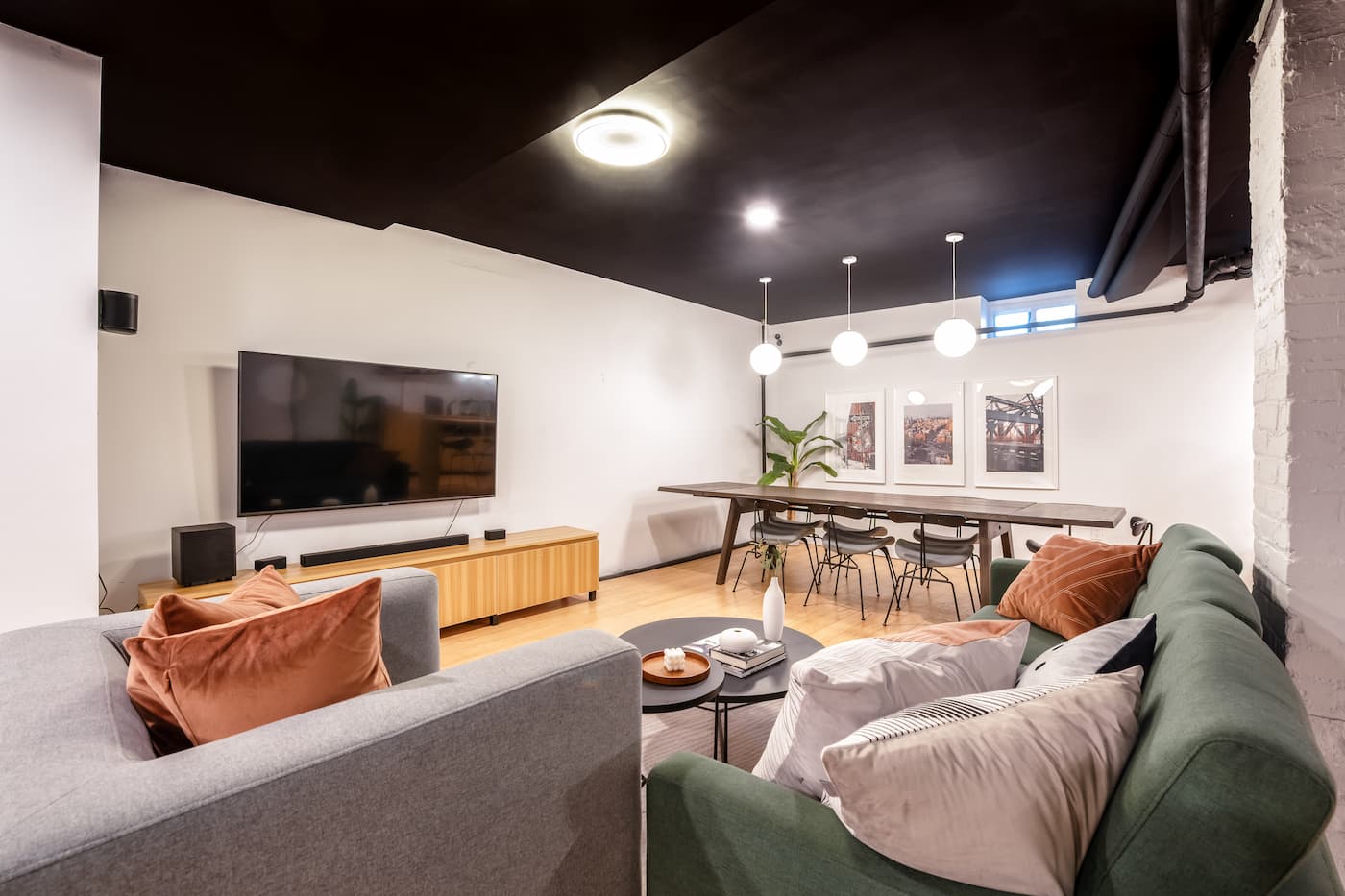 The (Co)Living Room at The Greenpoint House (Image 9)