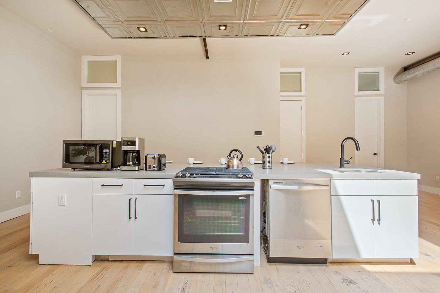 The Kitchens/Dining Room at The Montrose Williamsburg House (Image 1)