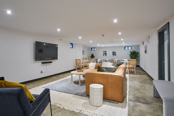 Standard Large With Desk: The Room (Image 3)