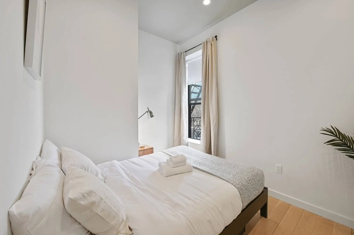 Standard: The Room (Image 3)