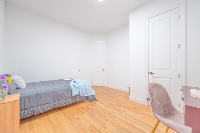 Extra Large: The Room (Image 3)