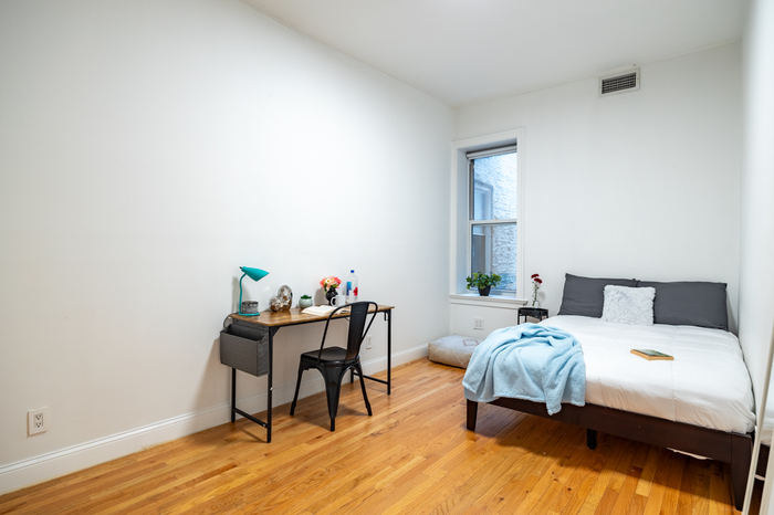 Standard Large: The Room (Image 2)