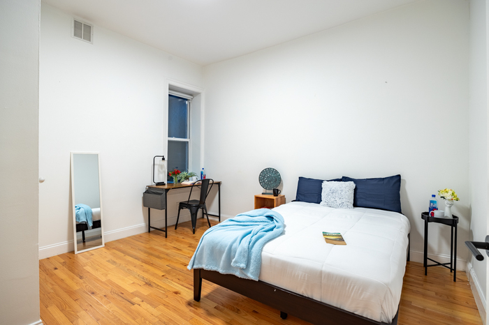 Standard Large: The Room (Image 3)