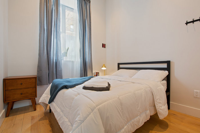 Standard: The Room (Image 3)