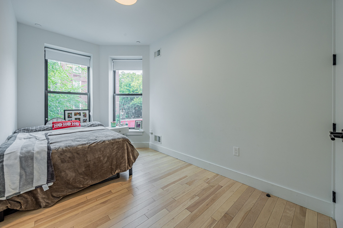 Extra Large: The Room (Image 2)