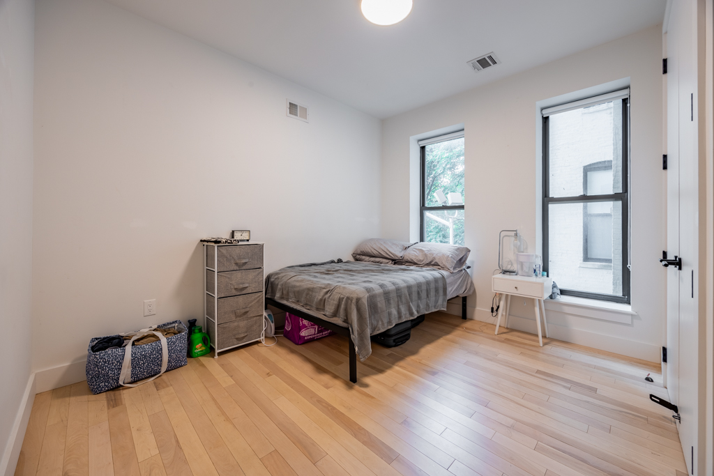 Extra Large: The Room (Image 1)