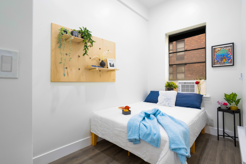 Standard+: The Room (Image 1)