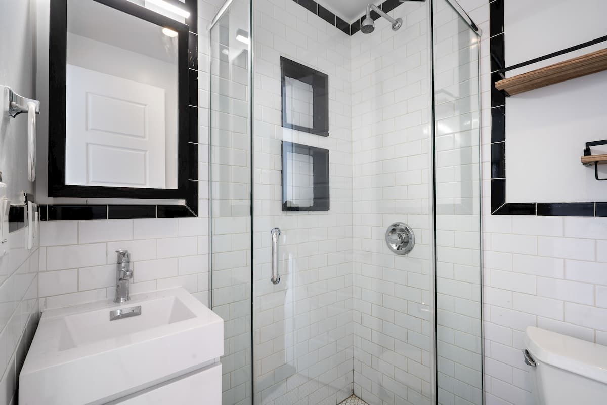 The Bathrooms at The Greenpoint House (Image 2)