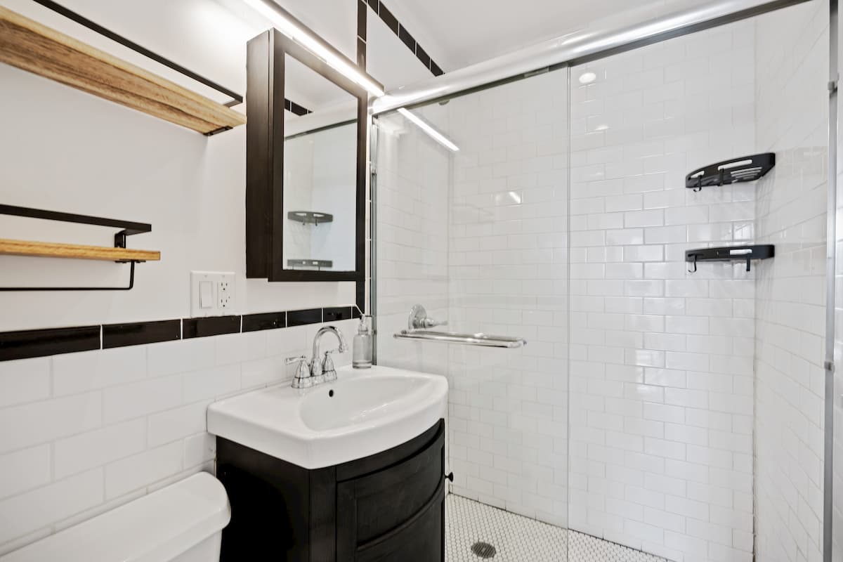The Bathrooms at The Greenpoint House (Image 1)
