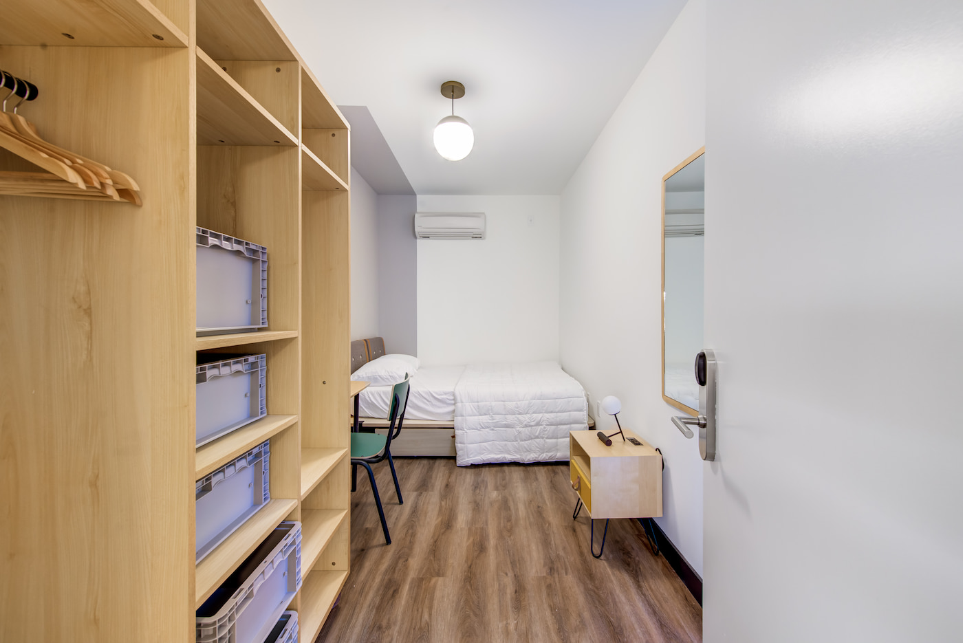 Standard Extra Large: The Room (Image 1)