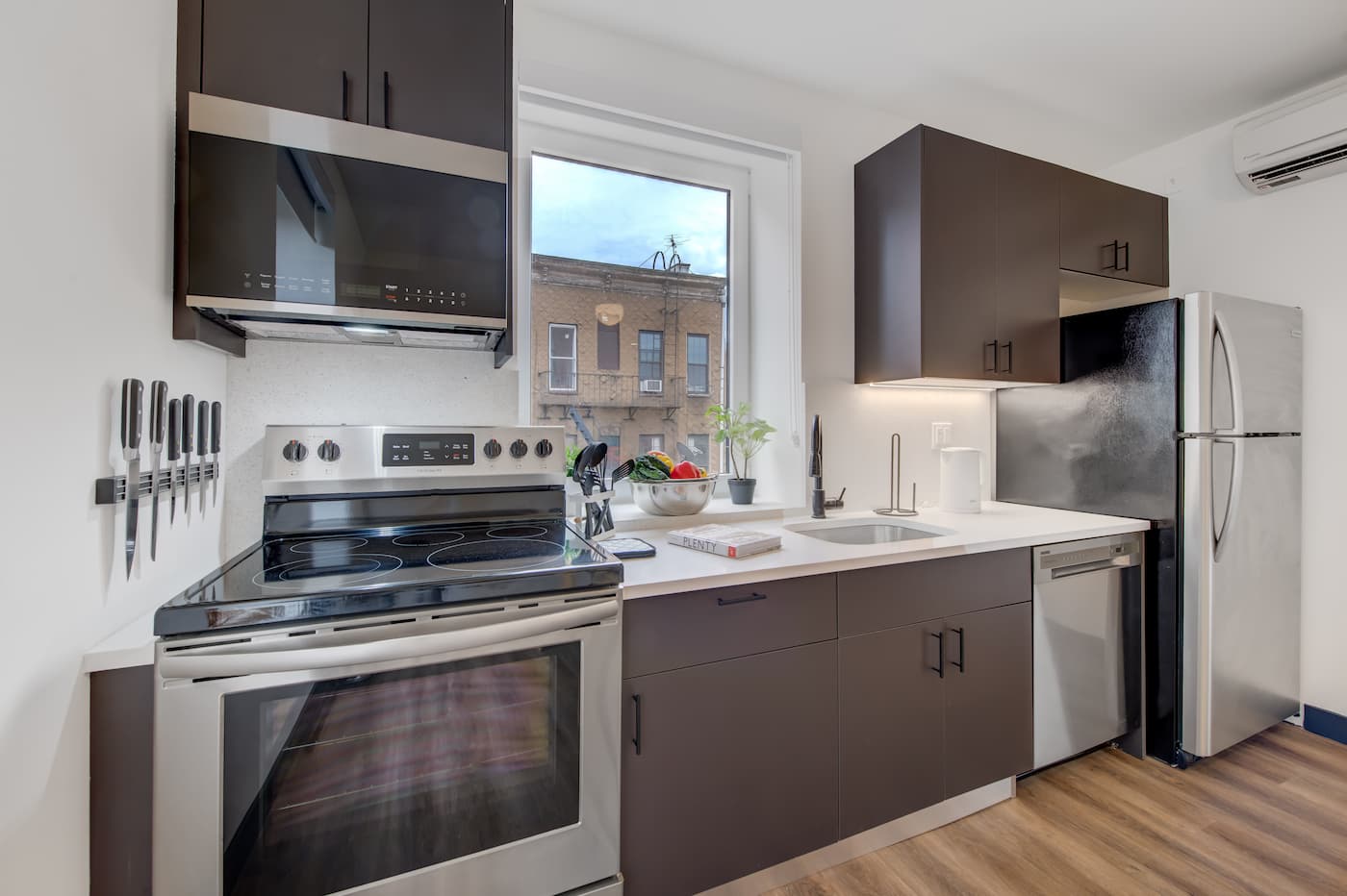 The Kitchen/Dining at The Williamsburg House (Image 2)